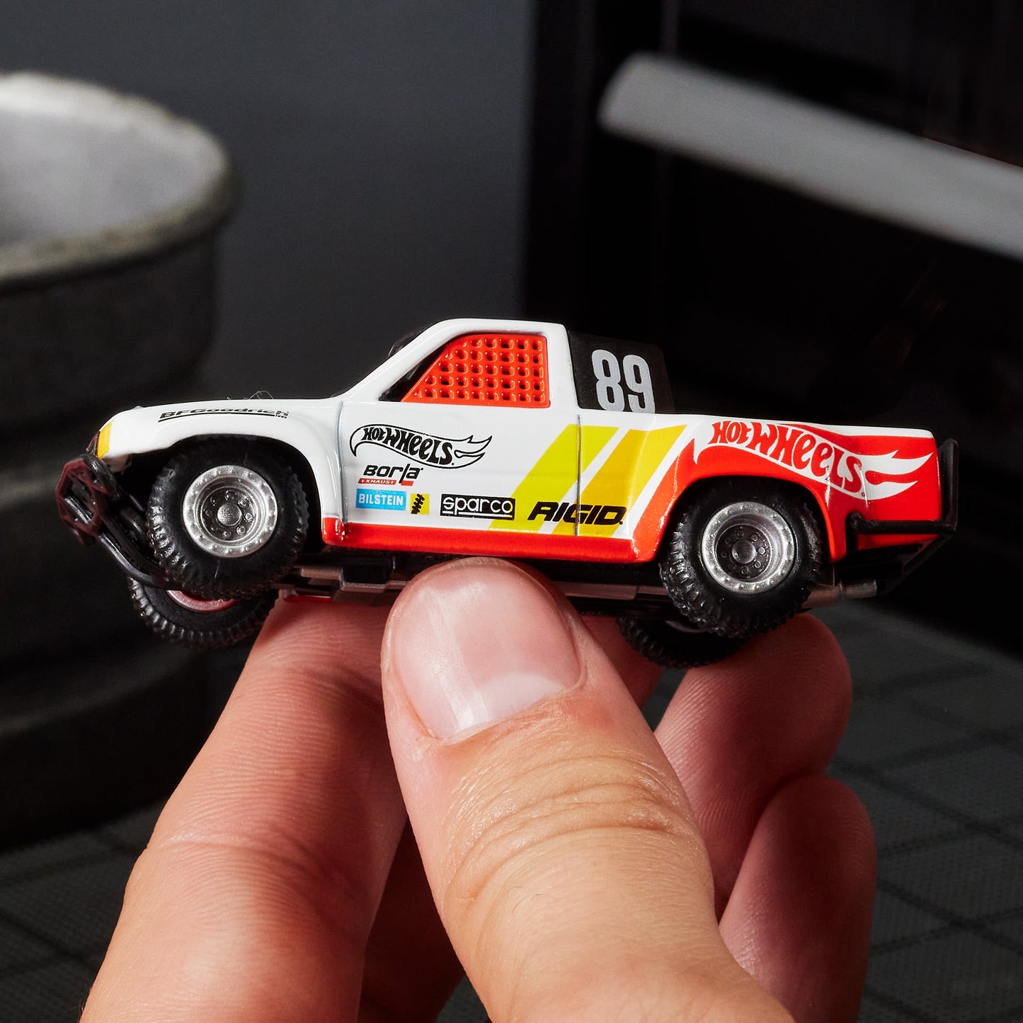 Hot Wheels Elite 64 1989 Toyota HiLux Stadium Truck - Xe Mô Hình Tỷ Lệ 1:64 Cao Cấp - Hot Wheels Hot Wheels - ảnh 5 - Xe mô h