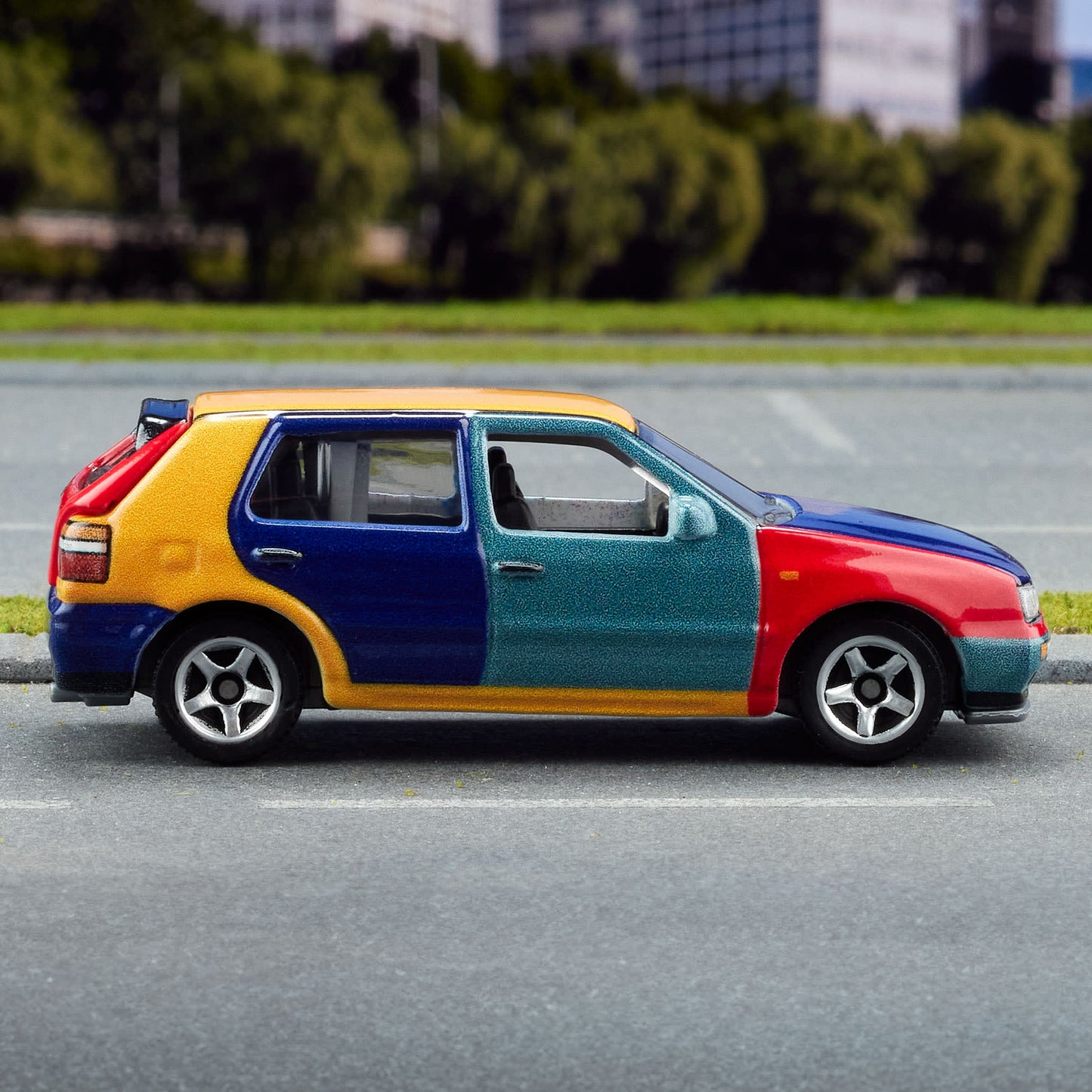 Matchbox 1995 Volkswagen Golf Harlequin - Mô Hình Xe Ô Tô Sưu Tầm Tỉ Lệ 1:64 Matchbox Collectors - Hình ảnh bổ sung 6