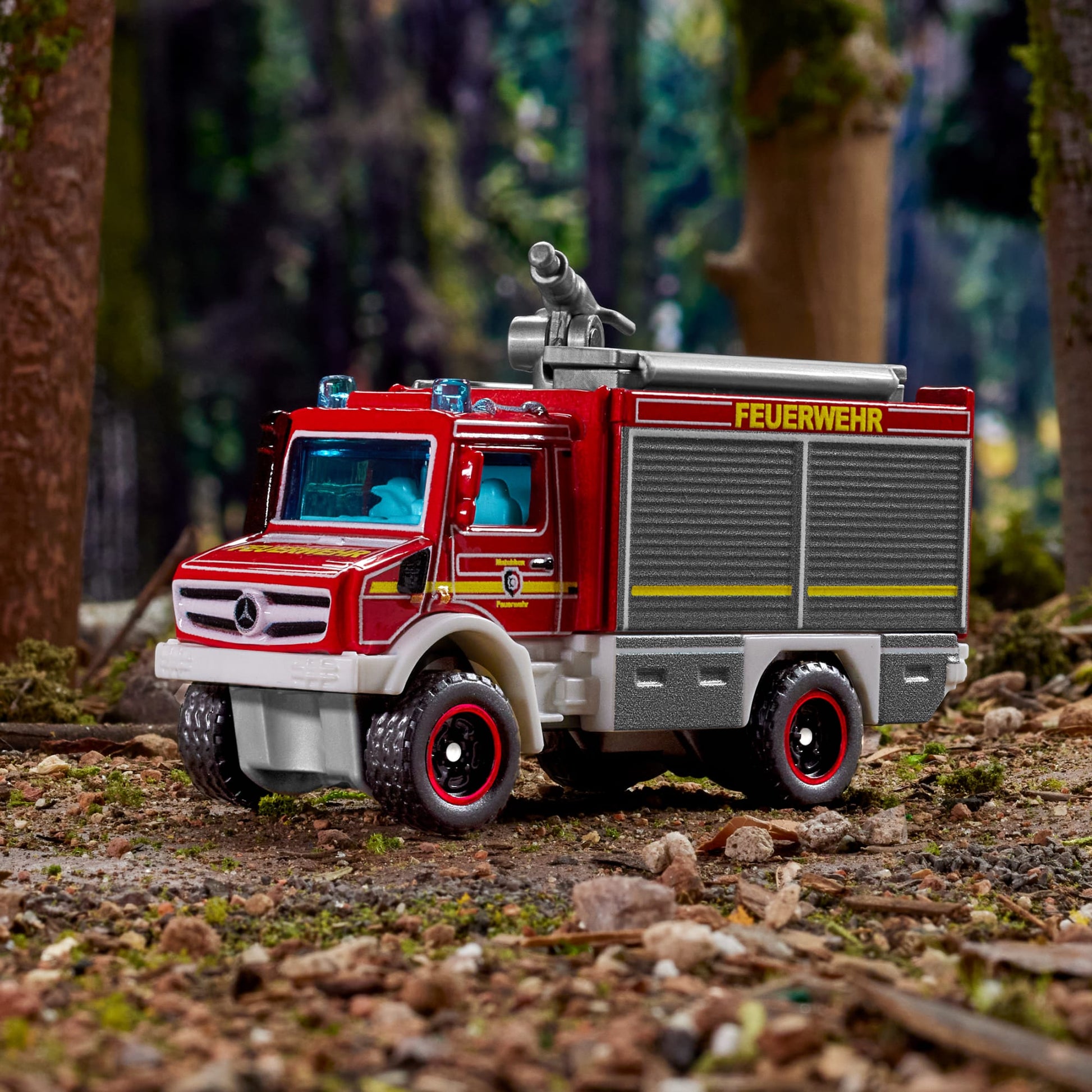 Matchbox Collectors Mercedes-Benz Unimog Fire Truck - Xe Cứu Hỏa Mô Hình Kim Loại Cao Cấp - Góc nhìn khác 3