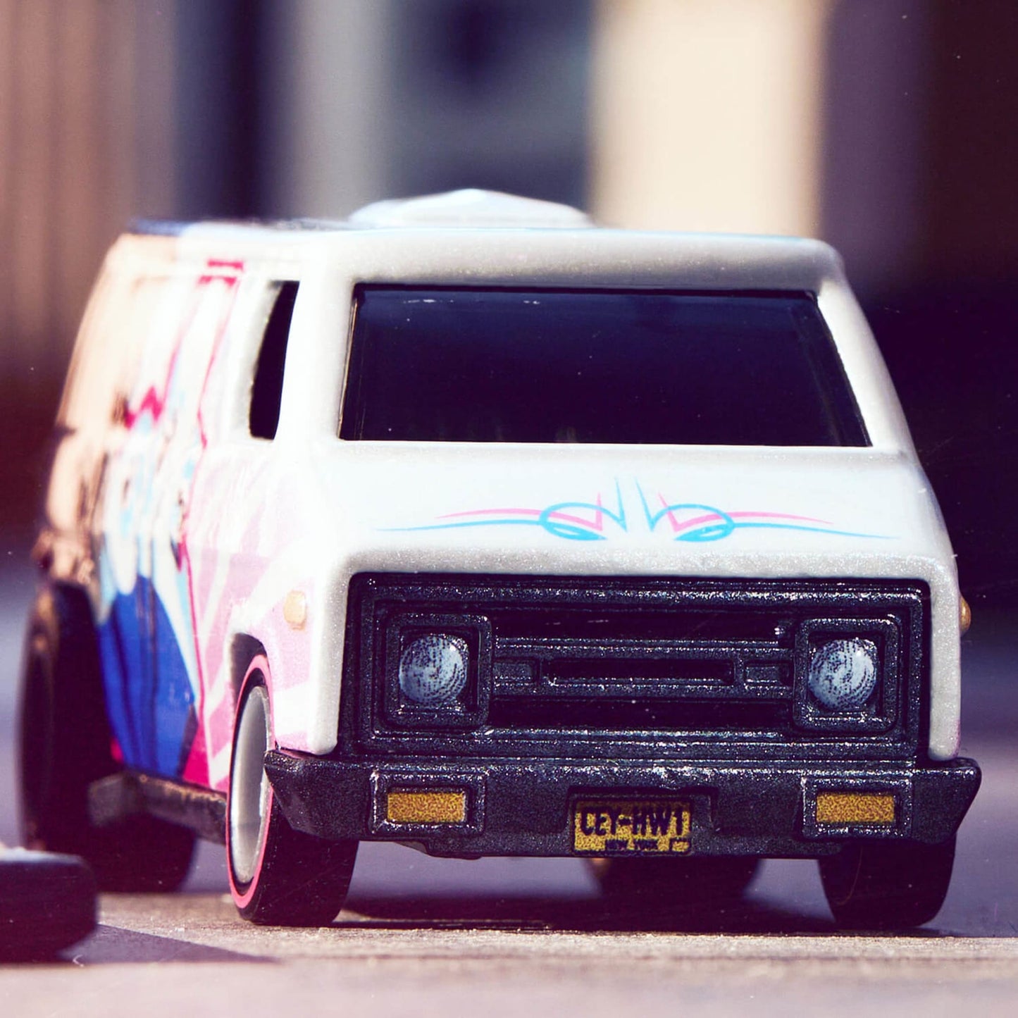 Hot Wheels Cey Adams “LOVE” 70’s Van - Xe Mô Hình Sưu Tầm Die-cast - Hình ảnh bổ sung 5