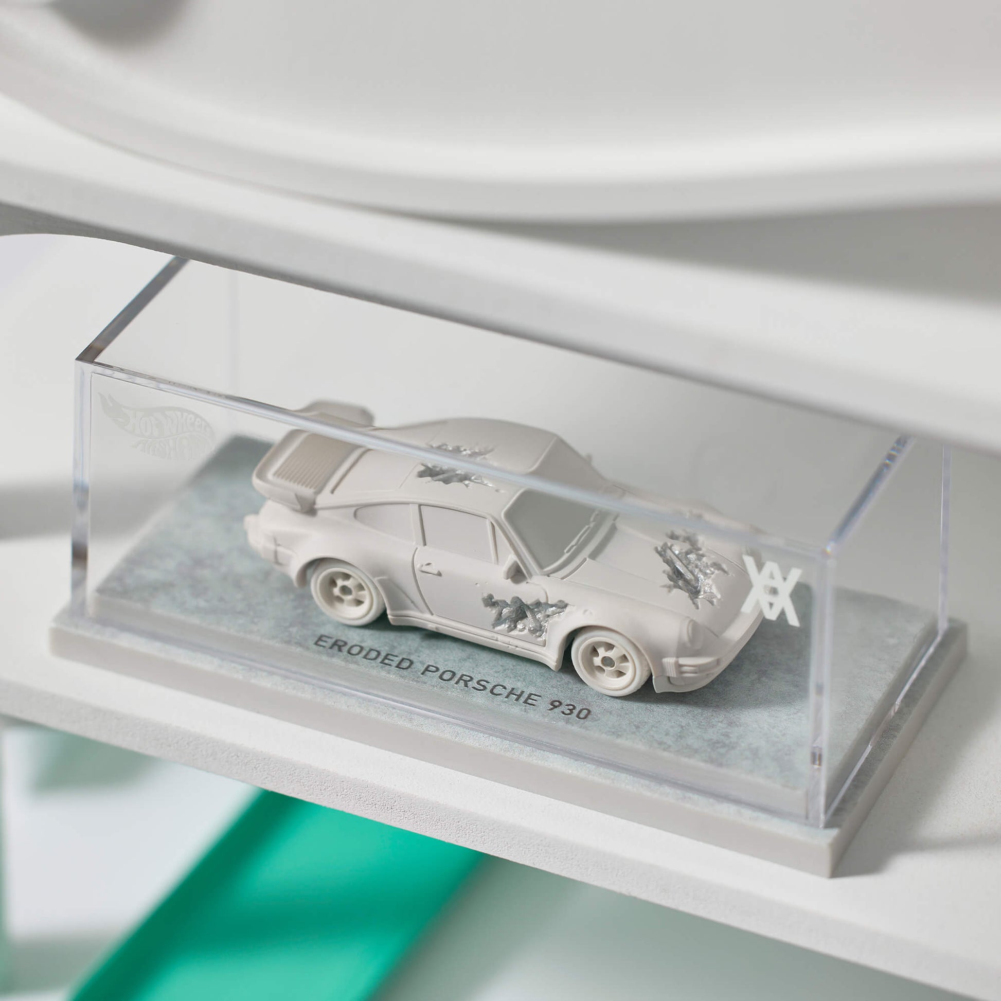 Hot Wheels x Daniel Arsham Eroded Porsche 930 and Rally Case - Xe Mô Hình Porsche Nghệ Thuật Cao Cấp Mattel - Góc nhìn khác 3