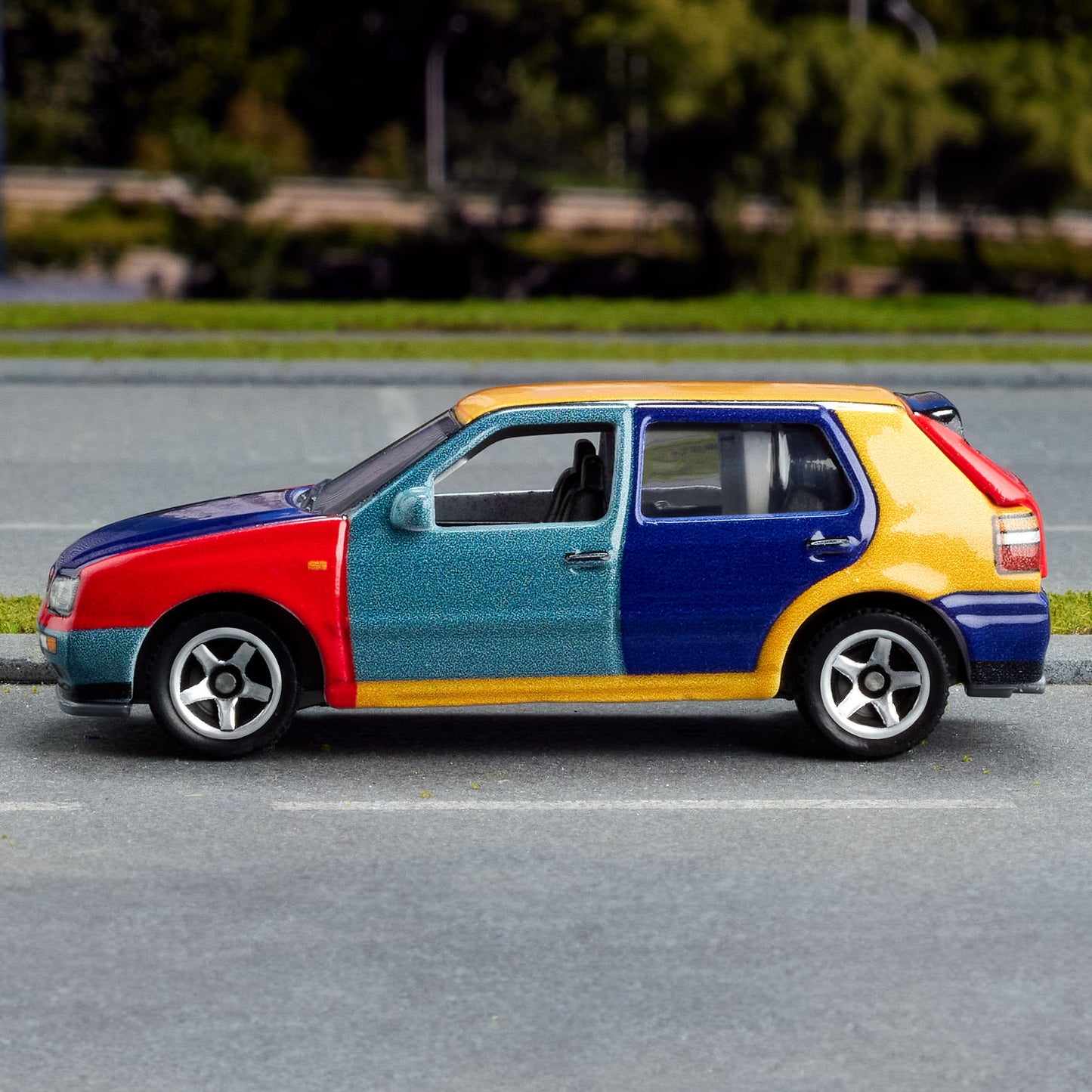 Matchbox 1995 Volkswagen Golf Harlequin - Mô Hình Xe Ô Tô Sưu Tầm Tỉ Lệ 1:64 Matchbox Collectors - Hình ảnh bổ sung 5
